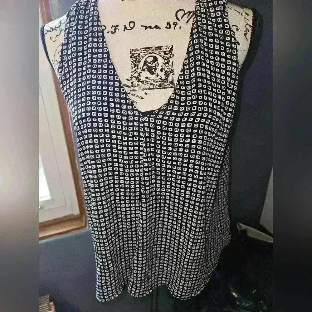 Loft Womans Petite Sleeveless Blouse Size L